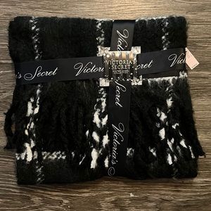 BNWT VICTORIA’S SECRET Scarf, Black & White🖤
